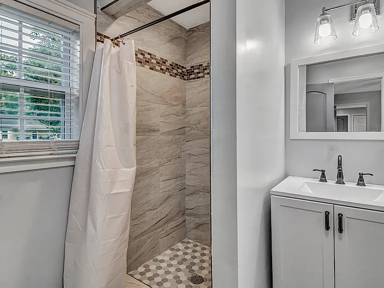 1503 E 32nd St — Photo 13