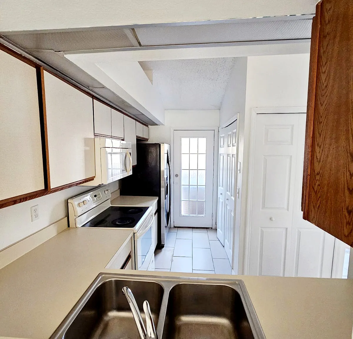 2 bed, 902 sqft, $1,750 — Photo 2