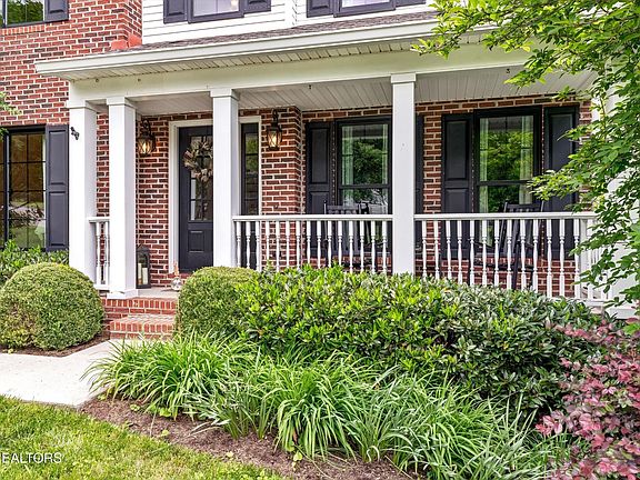 3rd image of 714 Cambridge Crest Ln