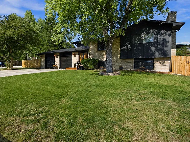 702 Squire St — Photo 2