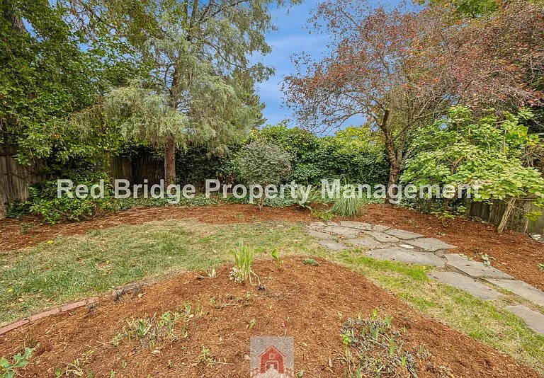 2619 NE Flanders St — Photo 38