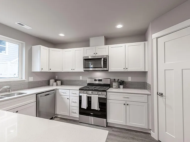 1913 Hoyt Ave — Photo 12