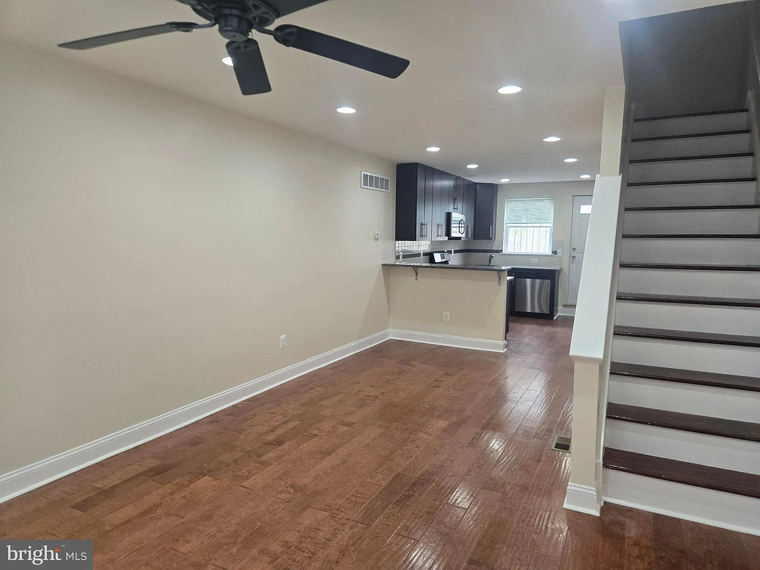2 bed, 1.5 bath, 1484 sqft, $2,300 — Photo 3