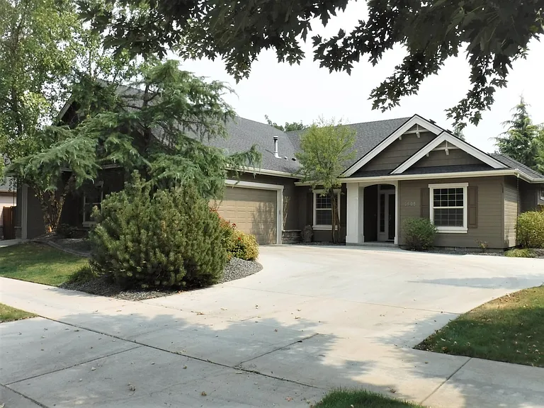 1505 E Daylesford Dr — Photo 1