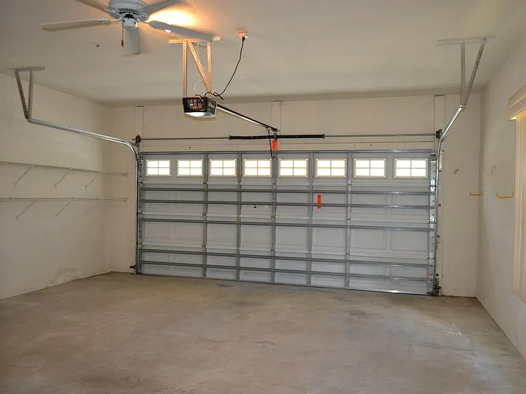 318 W Hillmoor Ln — Photo 24