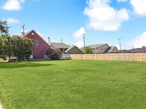 800 Cougar Dr, Arabi, LA 70032