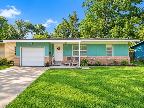 107 Jasmine St, Lake Jackson, TX 77566