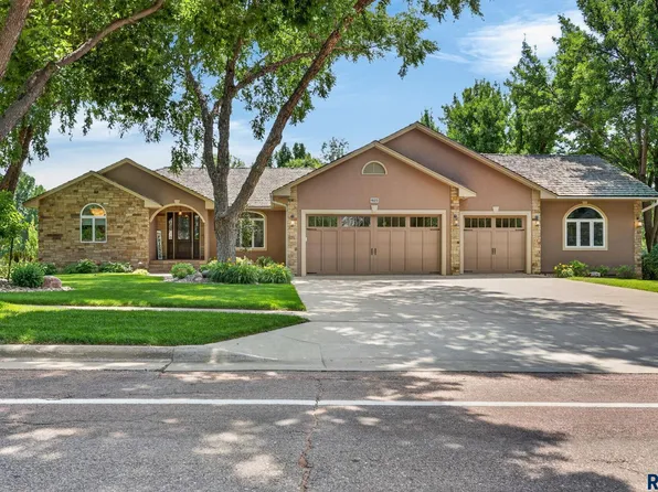 905 W Ralph Rogers Rd, Sioux Falls, SD 57108