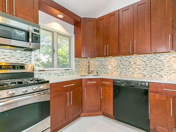 3rd image of 11 Soundview Dr