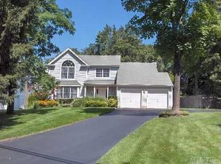 27 Greenlawn Rd, Huntington, NY 11743