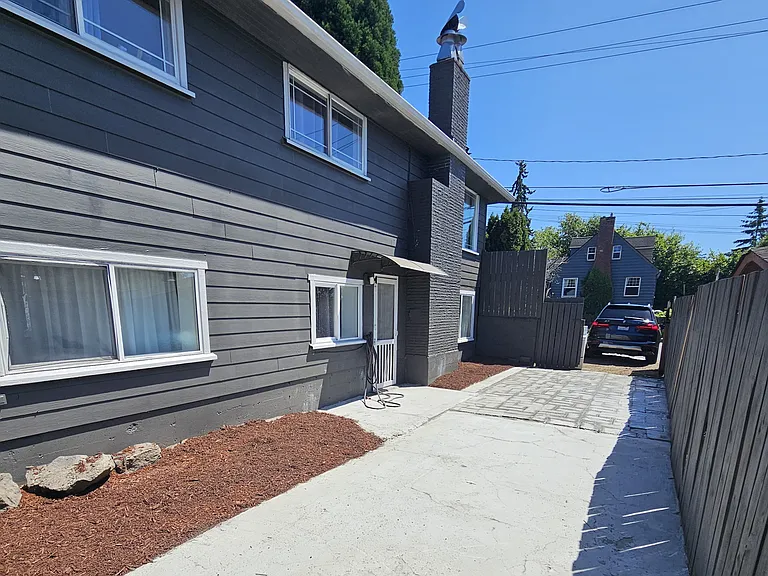 721 E James St — Photo 12