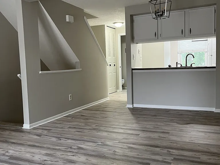 917 Lynwood Ct — Photo 3