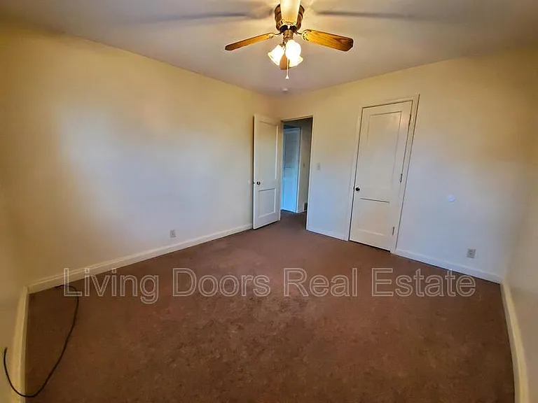 323 S 47th St — Photo 7