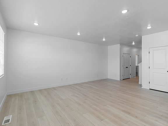 4th image of 2770 W Aurora Ave