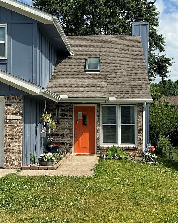 2nd image of 1404-6 La Chateau Dr