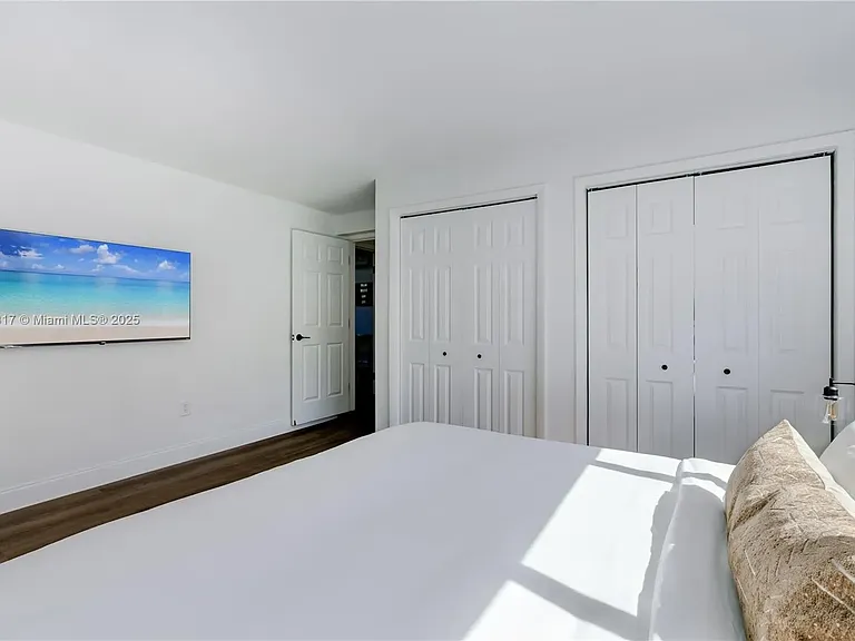 11534 NE 13th Ave — Photo 3