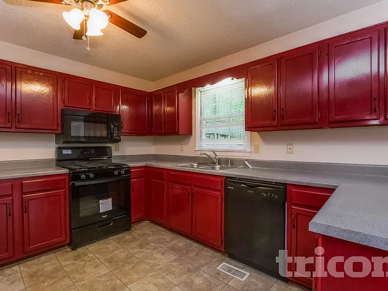 321 Stratford Dr — Photo 5
