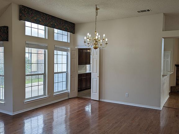3rd image of 1115 Cambridge Dr