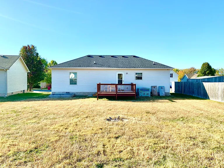 556 Oakmont Dr — Photo 28