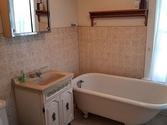 4th image of 407 Oak St