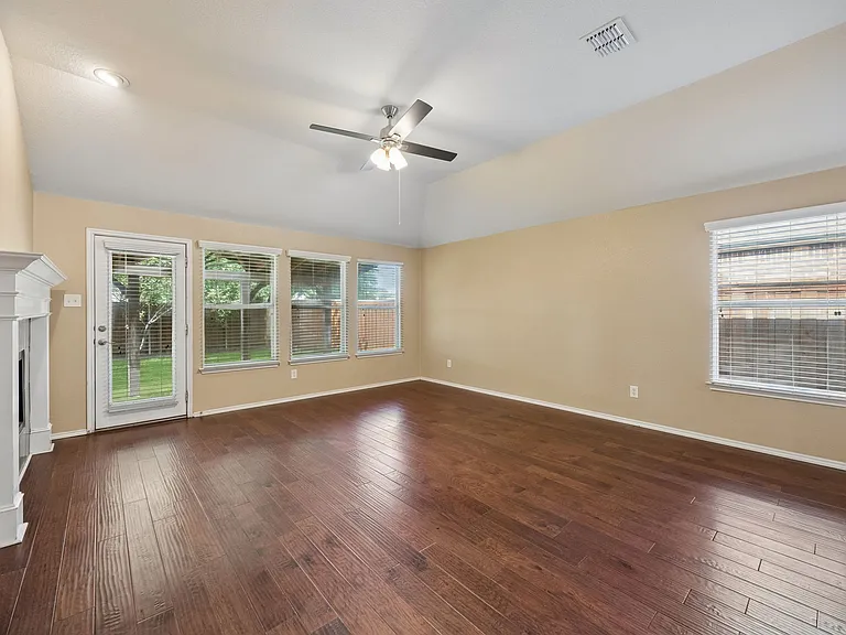 1552 Sleepy Hollow Dr — Photo 12