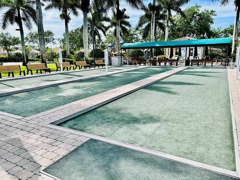 15401 Orlanda Dr — Photo 44