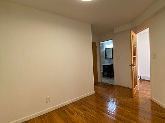 5th image of 530 W 47th St #D5