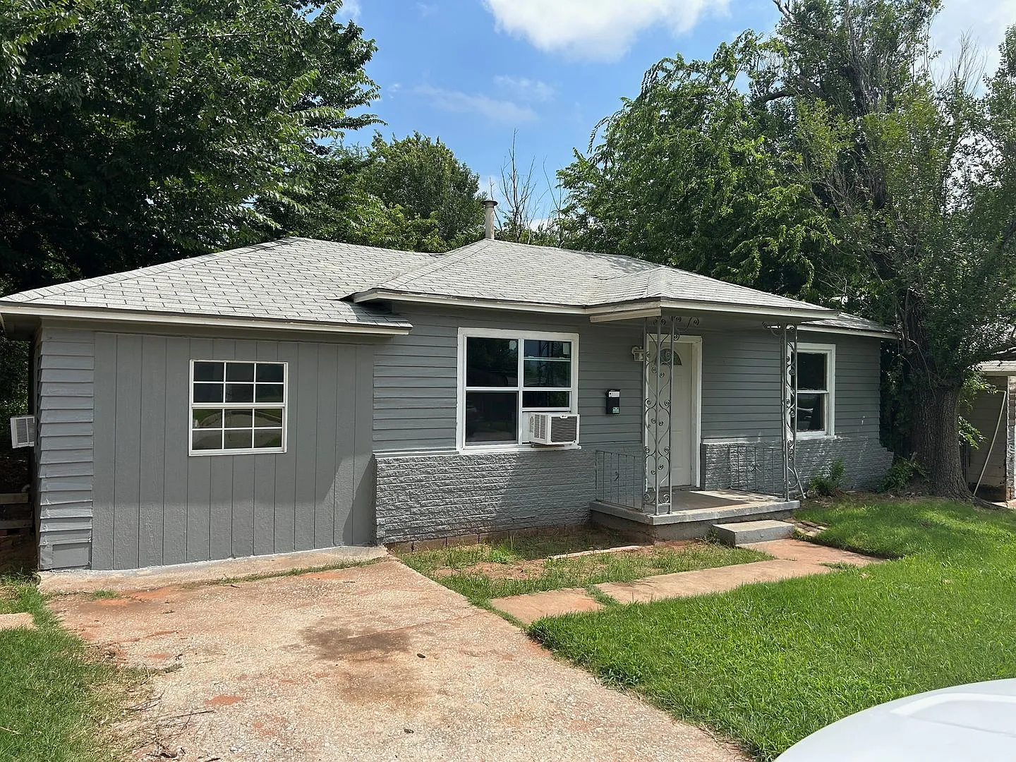 Charming 3 bedroom, 1 bathroom home — Photo 2