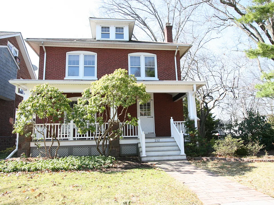 212 E 4th St
