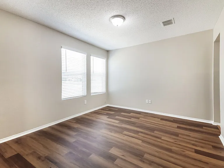 1435 Foxwood Ln — Photo 14