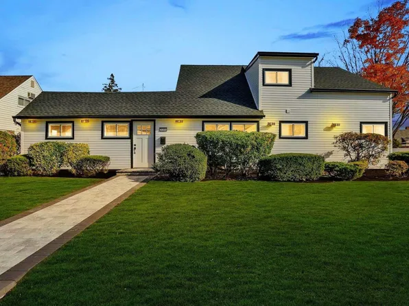 196 Cypress Lane, Westbury, NY 11590