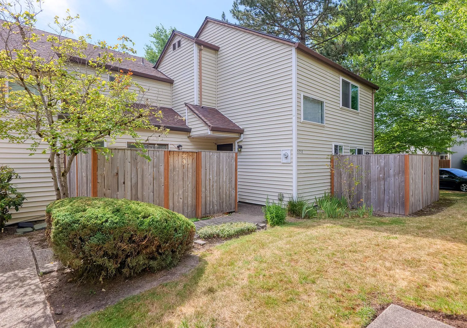 Beautiful 3-Bedroom Townhome in Cross Creek Village — Photo 4