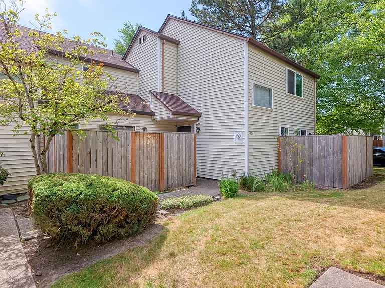 5751 SW 204th Pl — Photo 3