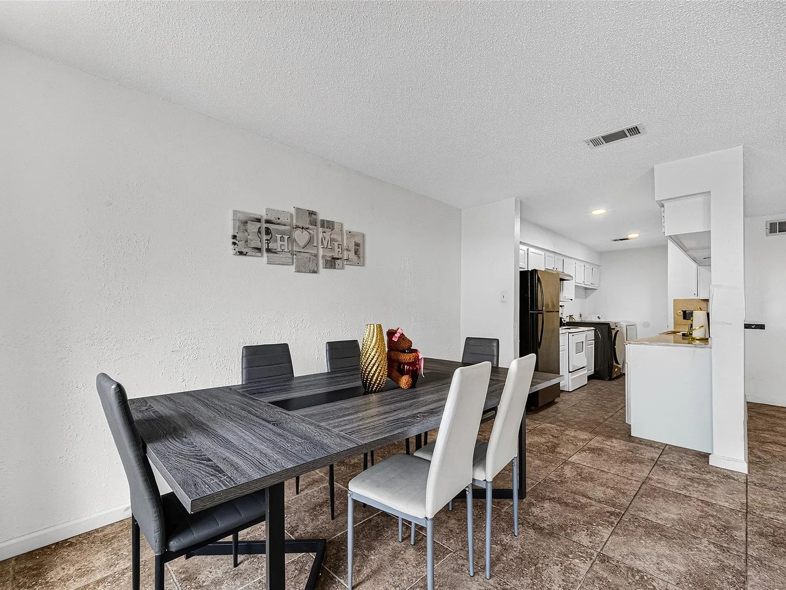3 bed, 2.5 bath, 1786 sqft, $1,800 — Photo 4