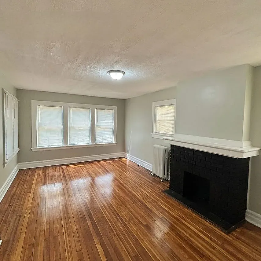 4 bed, 1200 sqft, $2,649 — Photo 3