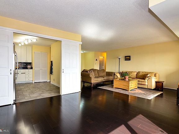 5th image of 307 Yoakum Pkwy APT 1723