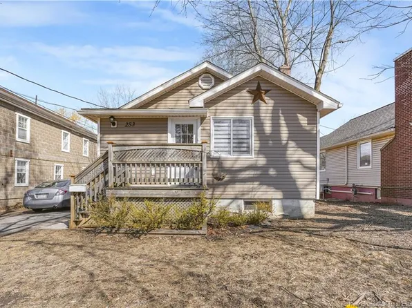 253 Dundonald St, Fredericton, NB E3B 1X1