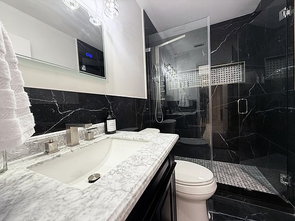 Bathroom w/spa shower