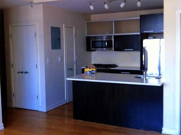 3rd image of 979 Willoughby Ave APT 01C