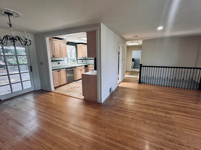 718 Alameda De Las Pulgas — Photo 3
