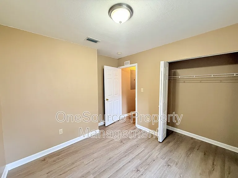 216 S Jackson St — Photo 8