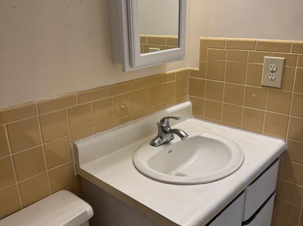 1039 E Elm St APT 104