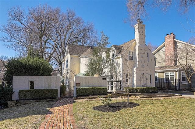 1st image of 425 W 69th St