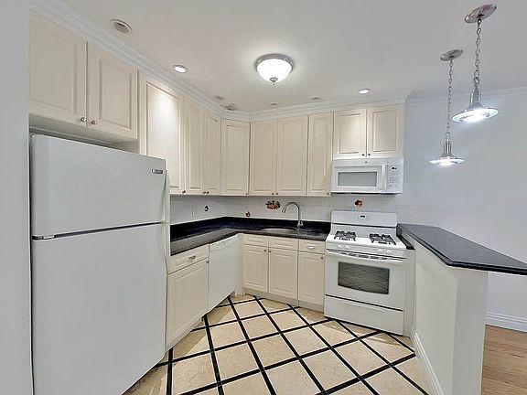 3rd image of 103 Lexington Ave APT 2C