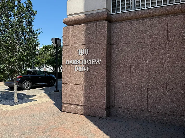 100 Harborview Dr #306 — Photo 2