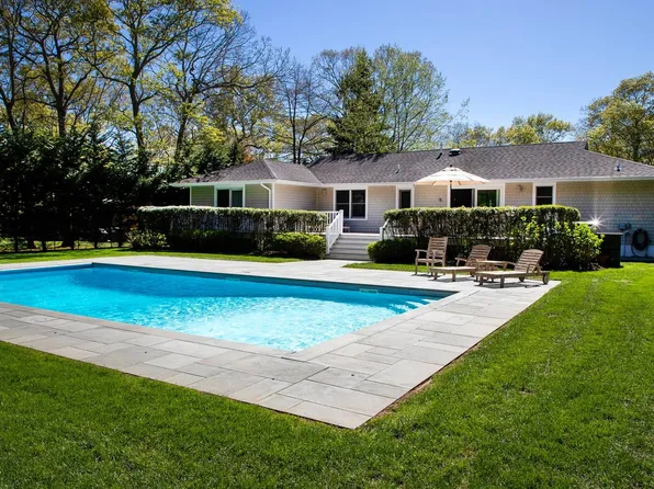 5 Tamarack Ln, East Quogue, NY 11942