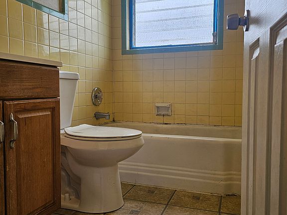 5th image of 916 Myrtle St