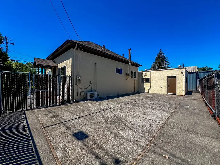 805 California Blvd — Photo 27