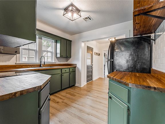 4th image of 810 W Elgin St