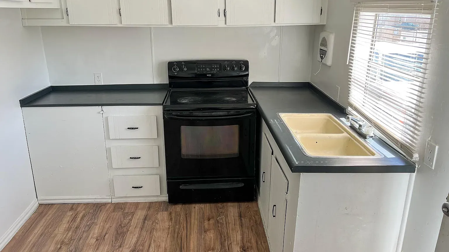 Studio, $400 — Photo 2